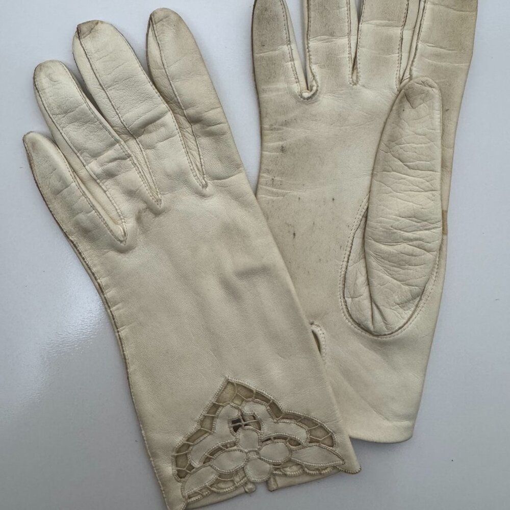 Vintage white leather gloves